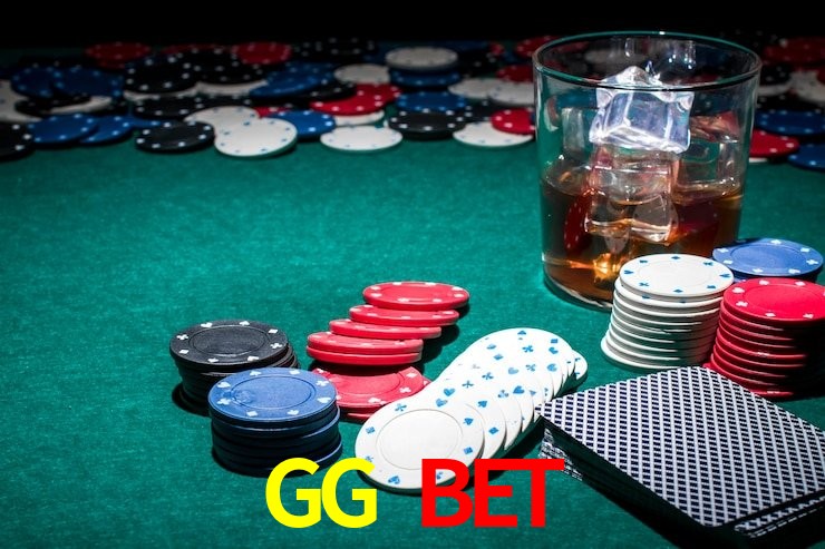 Escena dinámica inspirada en casino con iluminación GG BET, cartas, fichas e íconos de juegos digitales en un espacio moderno de juegos.